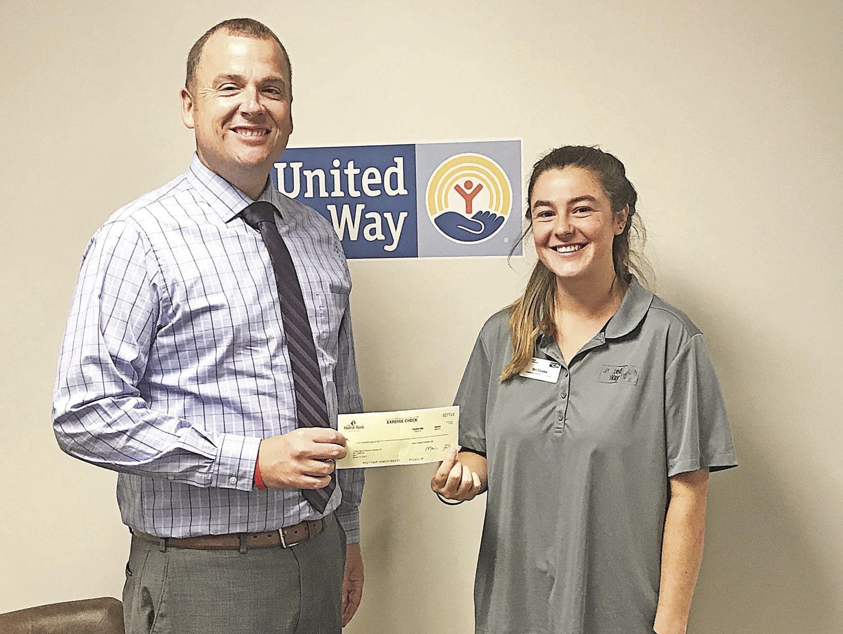 Murray Bank donates to United Way